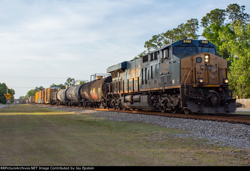 CSX 3142 leads M457 (Waycross to Orlando) south through Folkston 